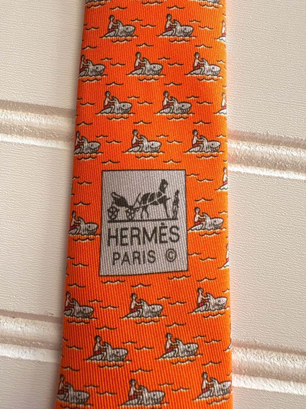 Hermès Orange Silk Surfing & Sharks Pattern Tie 625675 PA - Picture 5 of 7